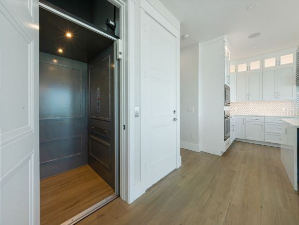 Luxury Bayfront Home at the North End of Anna Maria