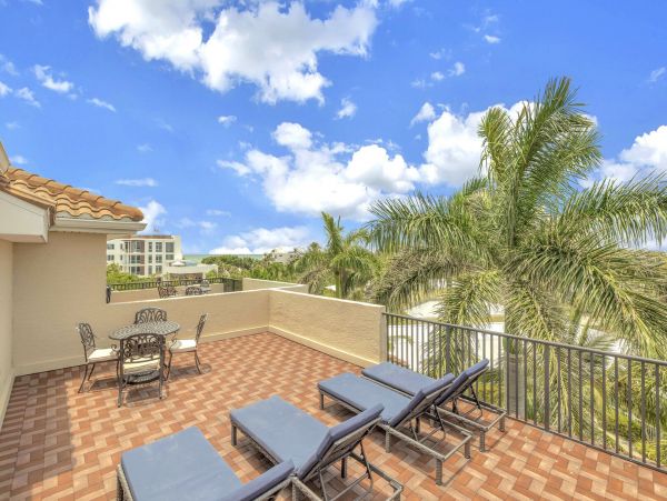 Walk to Beach Siesta Key Vacation Duplex Four Bedroom with Pool
