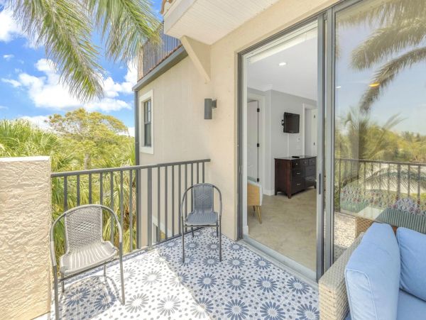 Walk to Beach Siesta Key Vacation Duplex Four Bedroom with Pool