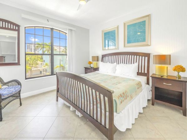 Walk to Beach Siesta Key Vacation Duplex Four Bedroom with Pool