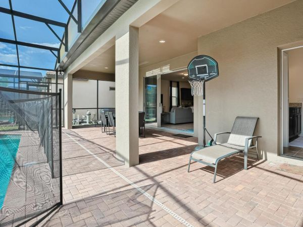 Beautiful 8 Bedroom Home with Private Pool