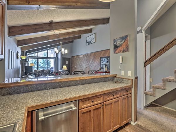 Walk to Avon Restaurants & Free Shuttle to Beaver Creek
