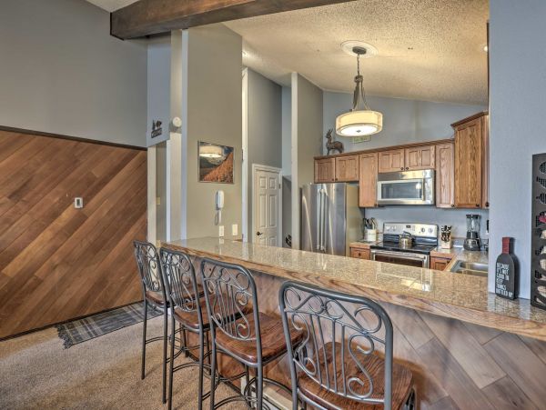 Walk to Avon Restaurants & Free Shuttle to Beaver Creek