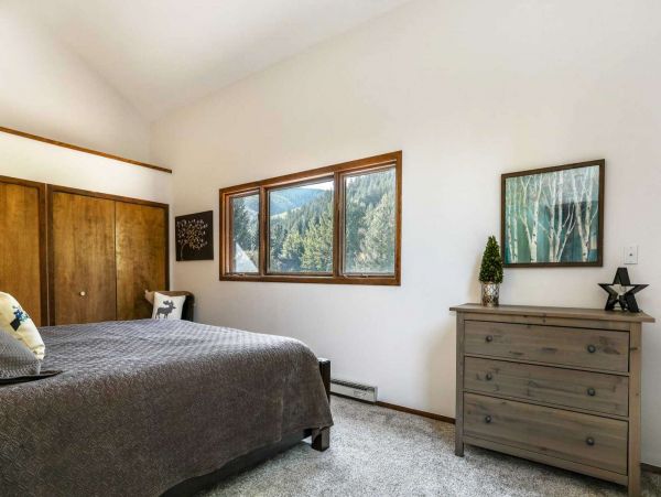 Beautiful Home with Mountain & Creek Views Perfect for Families!