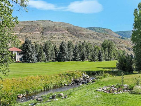Beautiful Home with Mountain & Creek Views Perfect for Families!