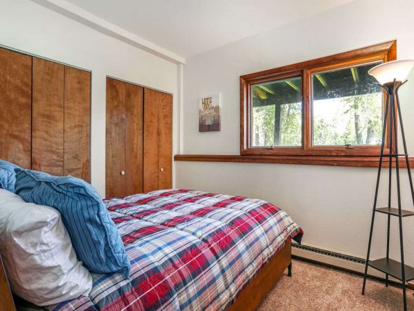 Beautiful Home with Mountain & Creek Views Perfect for Families!