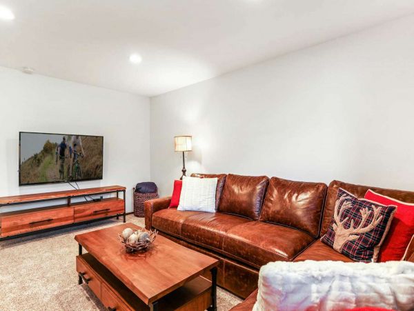 Beautiful Home with Mountain & Creek Views Perfect for Families!