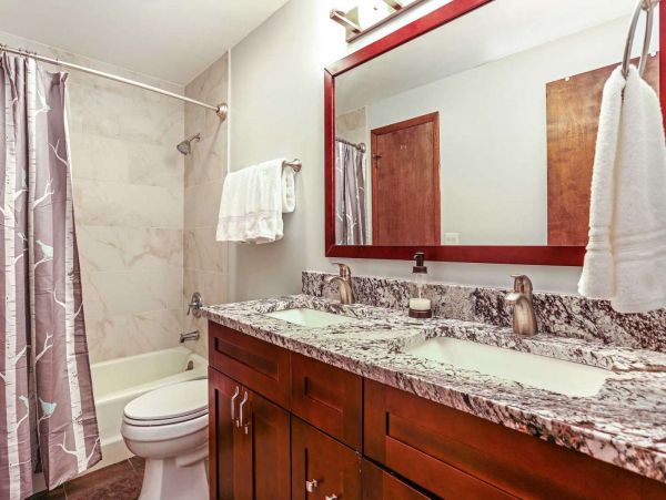 Beautiful Home with Mountain & Creek Views Perfect for Families!