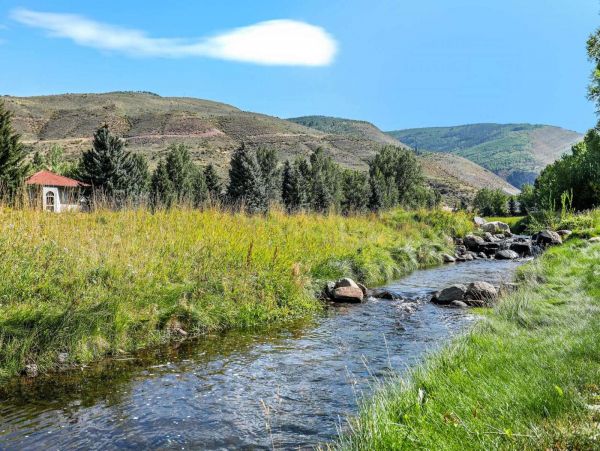 Beautiful Home with Mountain & Creek Views Perfect for Families!