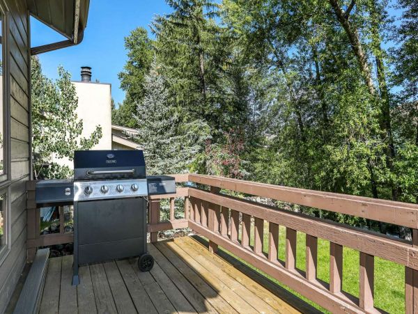 Beautiful Home with Mountain & Creek Views Perfect for Families!