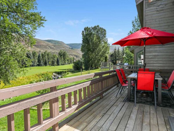 Beautiful Home with Mountain & Creek Views Perfect for Families!