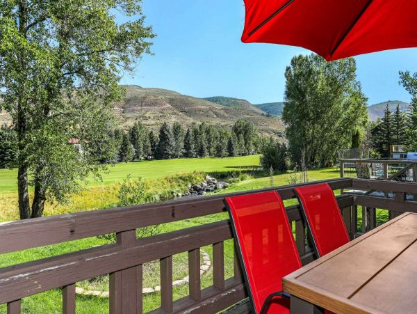 Beautiful Home with Mountain & Creek Views Perfect for Families!