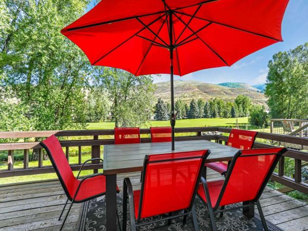 Beautiful Home with Mountain & Creek Views Perfect for Families!
