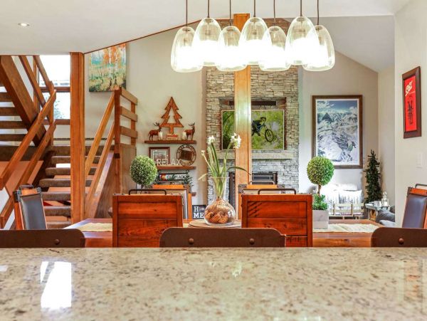Beautiful Home with Mountain & Creek Views Perfect for Families!