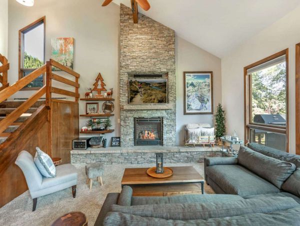Beautiful Home with Mountain & Creek Views Perfect for Families!