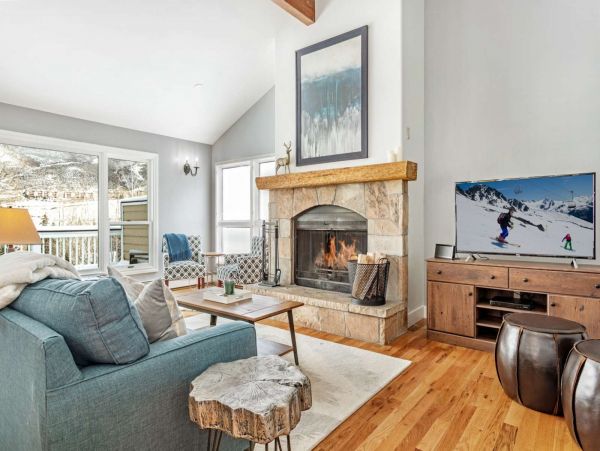Five Bedroom Charming Vacation Home in Avon Sleeps 10