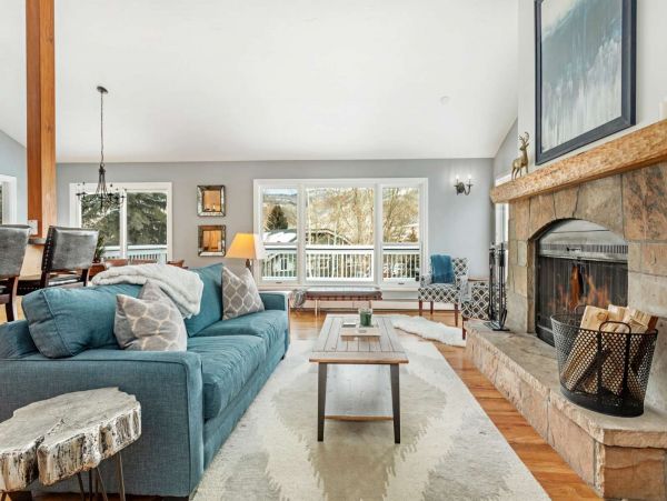 Five Bedroom Charming Vacation Home in Avon Sleeps 10