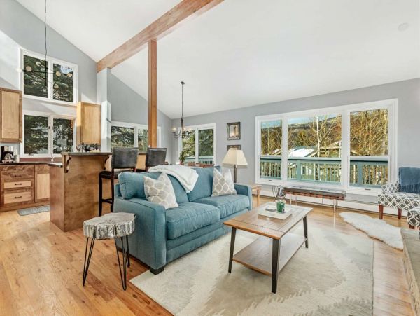 Five Bedroom Charming Vacation Home in Avon Sleeps 10