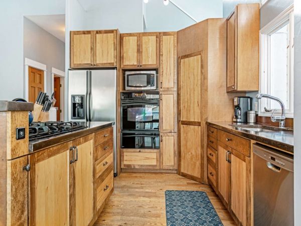 Five Bedroom Charming Vacation Home in Avon Sleeps 10