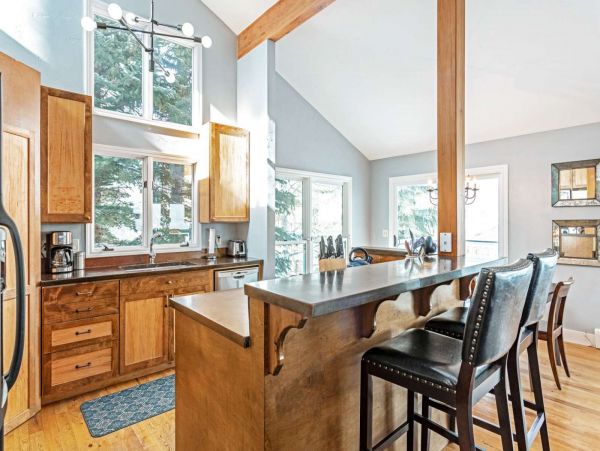 Five Bedroom Charming Vacation Home in Avon Sleeps 10