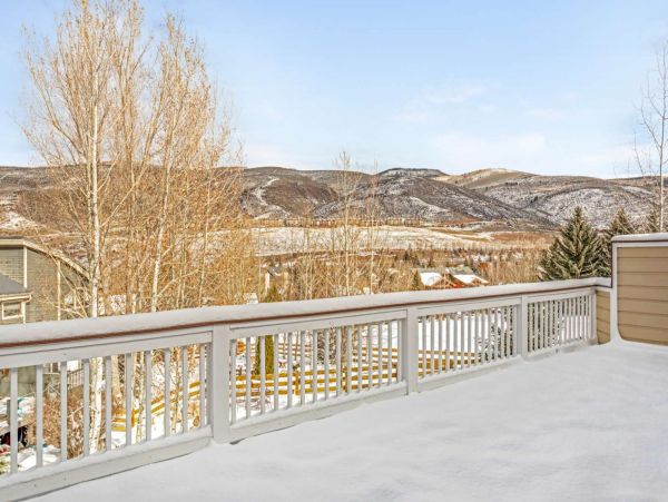 Five Bedroom Charming Vacation Home in Avon Sleeps 10