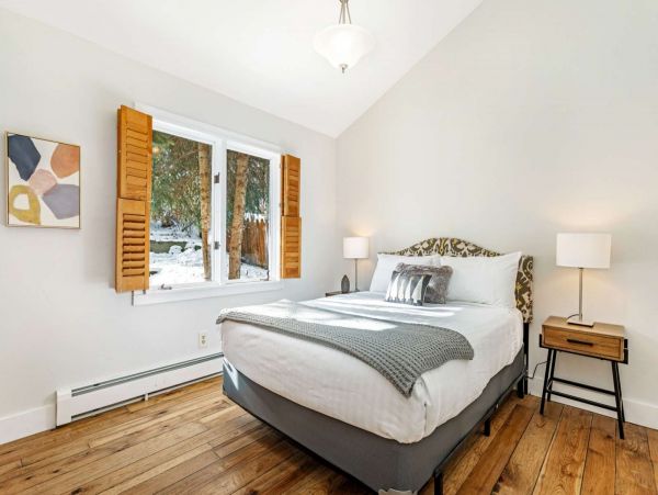 Five Bedroom Charming Vacation Home in Avon Sleeps 10