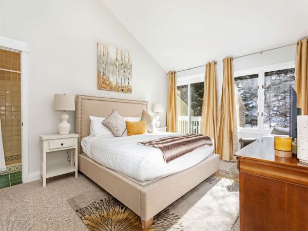 Five Bedroom Charming Vacation Home in Avon Sleeps 10