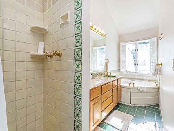 Five Bedroom Charming Vacation Home in Avon Sleeps 10