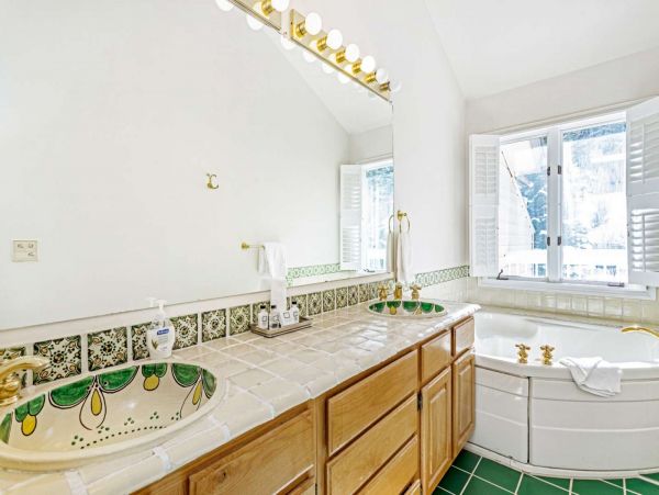 Five Bedroom Charming Vacation Home in Avon Sleeps 10