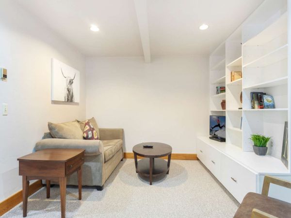 Five Bedroom Charming Vacation Home in Avon Sleeps 10