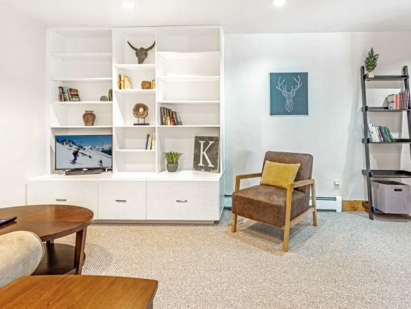 Five Bedroom Charming Vacation Home in Avon Sleeps 10