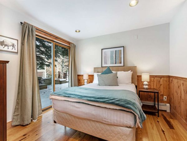 Five Bedroom Charming Vacation Home in Avon Sleeps 10