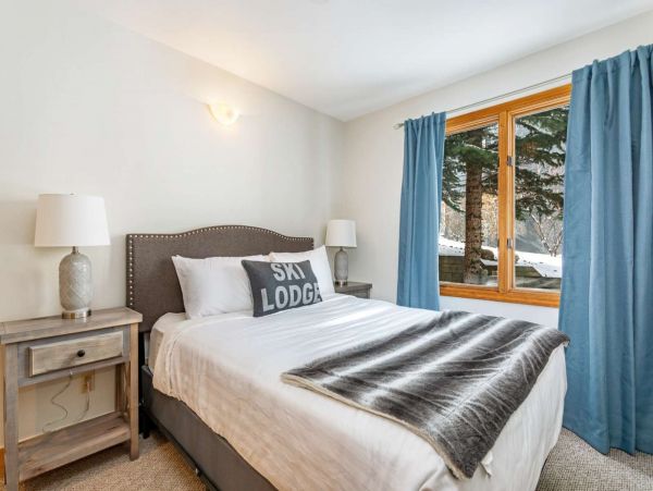 Five Bedroom Charming Vacation Home in Avon Sleeps 10