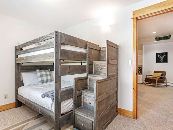 Five Bedroom Charming Vacation Home in Avon Sleeps 10