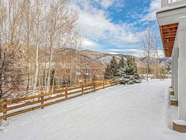 Five Bedroom Charming Vacation Home in Avon Sleeps 10
