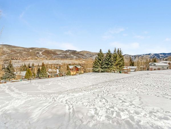 Five Bedroom Charming Vacation Home in Avon Sleeps 10