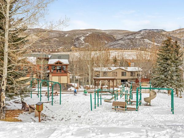 Five Bedroom Charming Vacation Home in Avon Sleeps 10