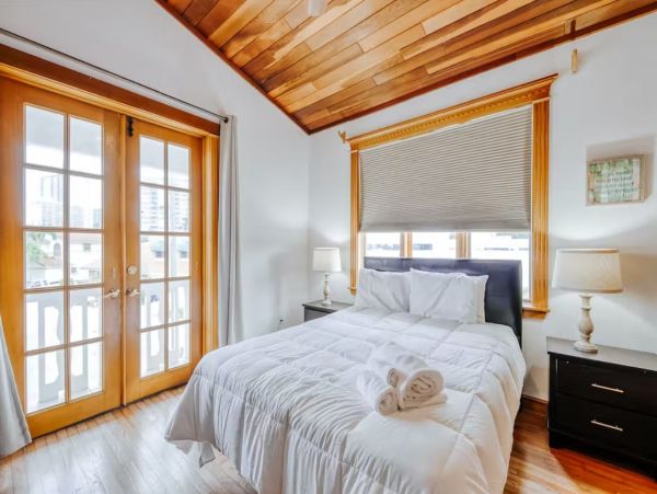 Canal Front Six Bedroom Vacation Home in Fort Lauderdale