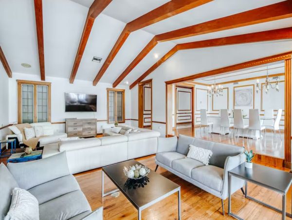 Canal Front Six Bedroom Vacation Home in Fort Lauderdale