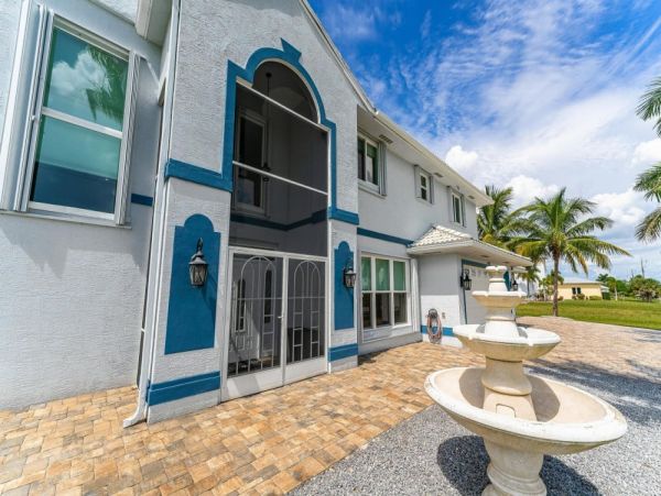 Cape Coral Vacation Home Six Bedroom