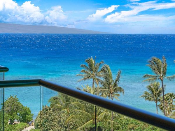 Luxurious Penthouse Offers 2 Fine Residences Combined Ocean View