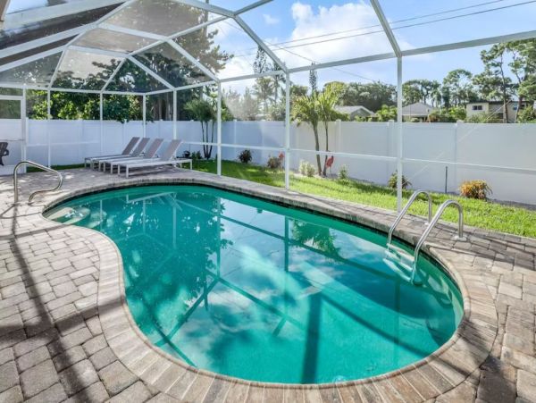 Gorgeous Vacation Pool Home Sleeps 10 in Bonita Springs
