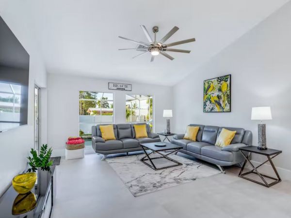 Gorgeous Vacation Pool Home Sleeps 10 in Bonita Springs