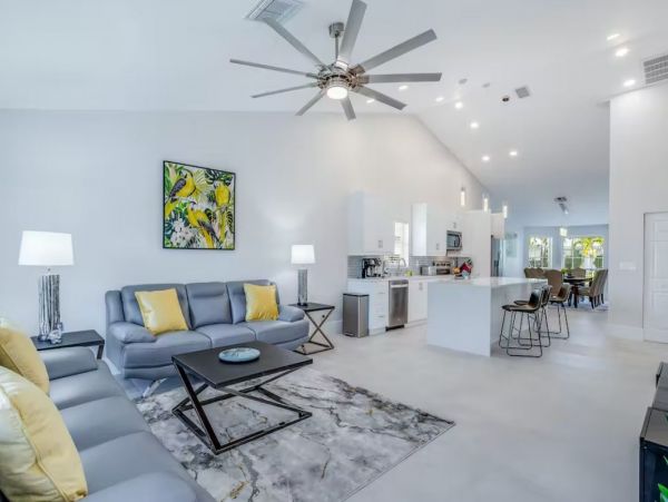 Gorgeous Vacation Pool Home Sleeps 10 in Bonita Springs