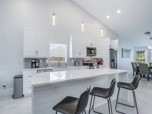 Gorgeous Vacation Pool Home Sleeps 10 in Bonita Springs