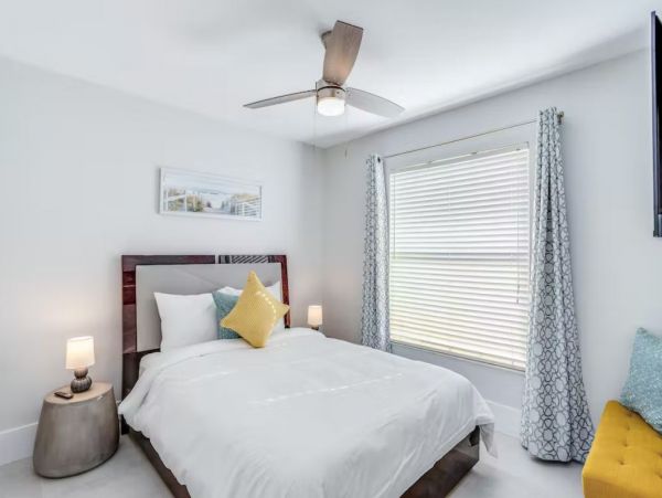 Gorgeous Vacation Pool Home Sleeps 10 in Bonita Springs
