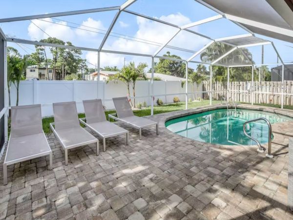Gorgeous Vacation Pool Home Sleeps 10 in Bonita Springs
