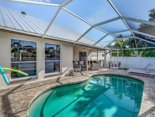 Gorgeous Vacation Pool Home Sleeps 10 in Bonita Springs