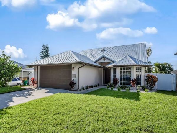 Gorgeous Vacation Pool Home Sleeps 10 in Bonita Springs