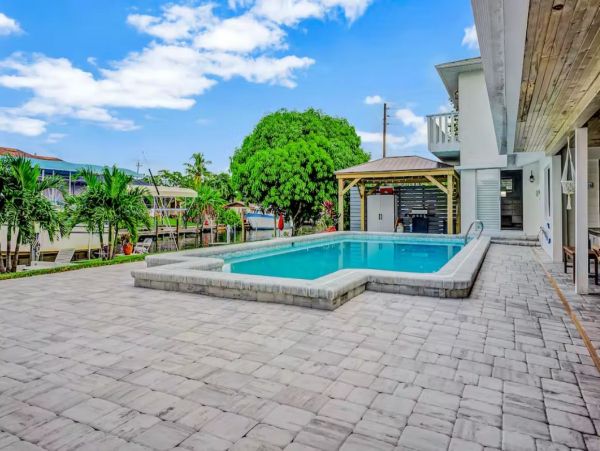 Canalfront Gorgeous Vacation Home with Private Pool